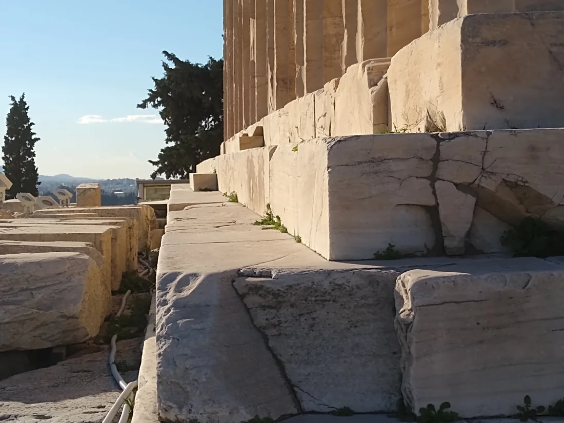 Marches orientales du Parthénon à Athènes en journée