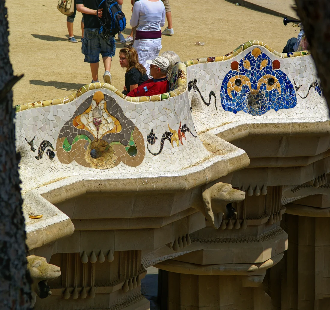 Terrasse et mosaïques du parc Güell à Barcelone, photographiées en journée