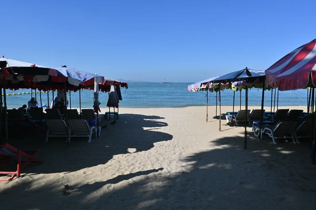 Plage et parasols sous un ciel bleu, illustration générique d’un séjour au soleil