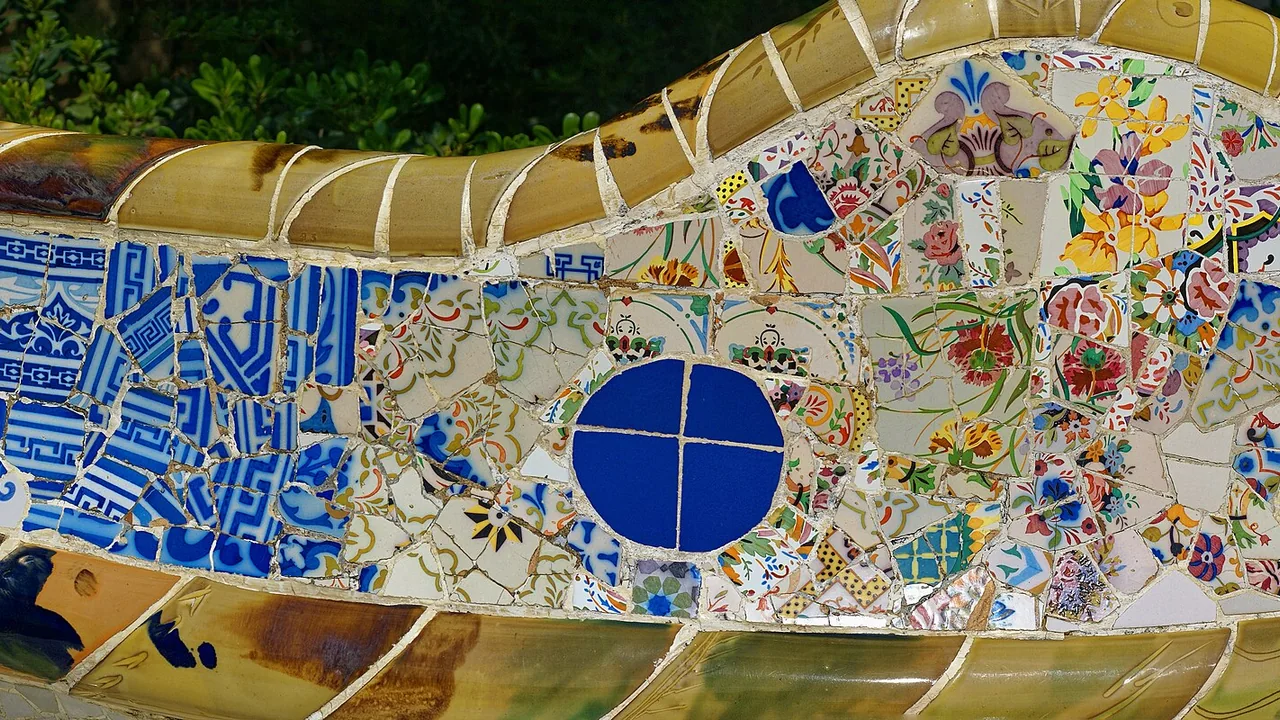 Terrasse et céramiques du parc Güell à Barcelone en journée