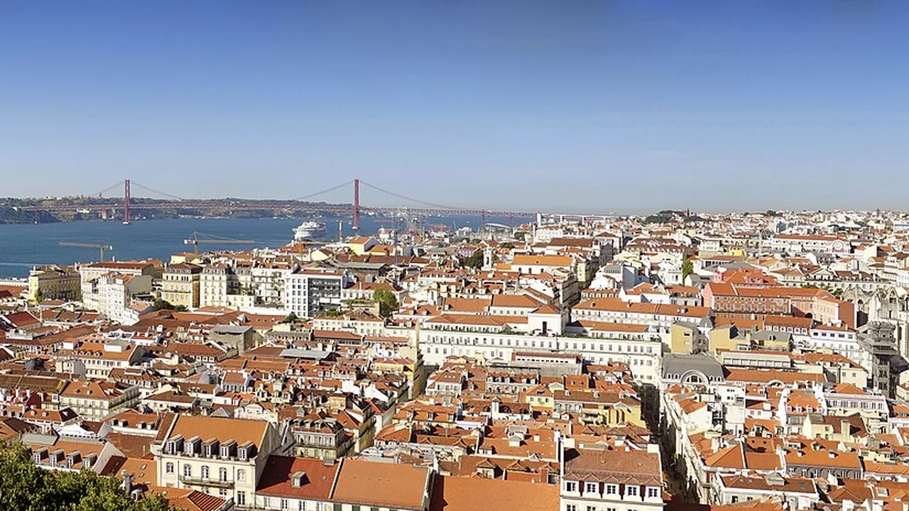 Lisbonne et le Tage vus du château São Jorge en journée