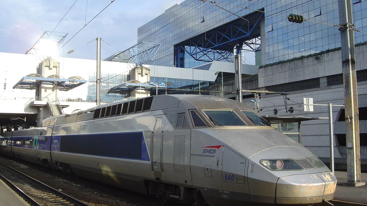 TGV à la gare de Rennes, photographié en journée