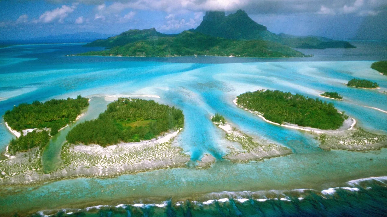 Lagon turquoise et îlots tropicaux, illustration d’une évasion au soleil