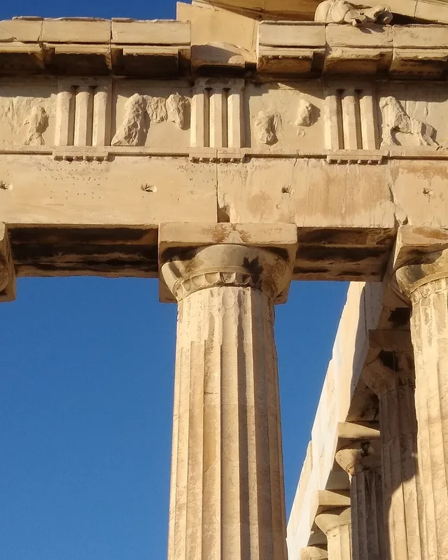 Angle sud-est du Parthénon à Athènes, en journée