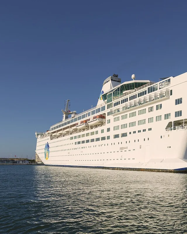 Navire Island Escape à quai à Sète, en journée