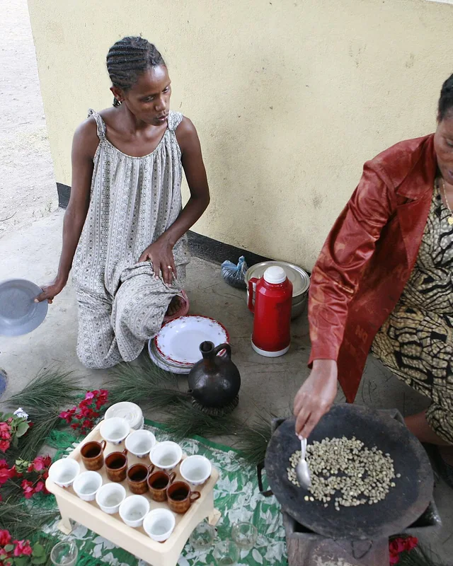 Préparation du café lors d’une cérémonie du café en Éthiopie