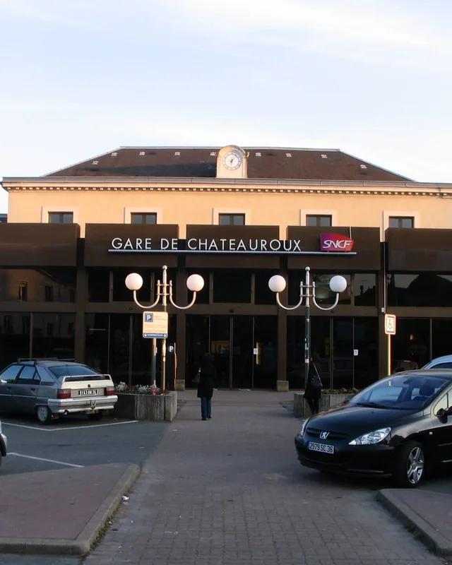 Façade de la gare de Châteauroux, en journée