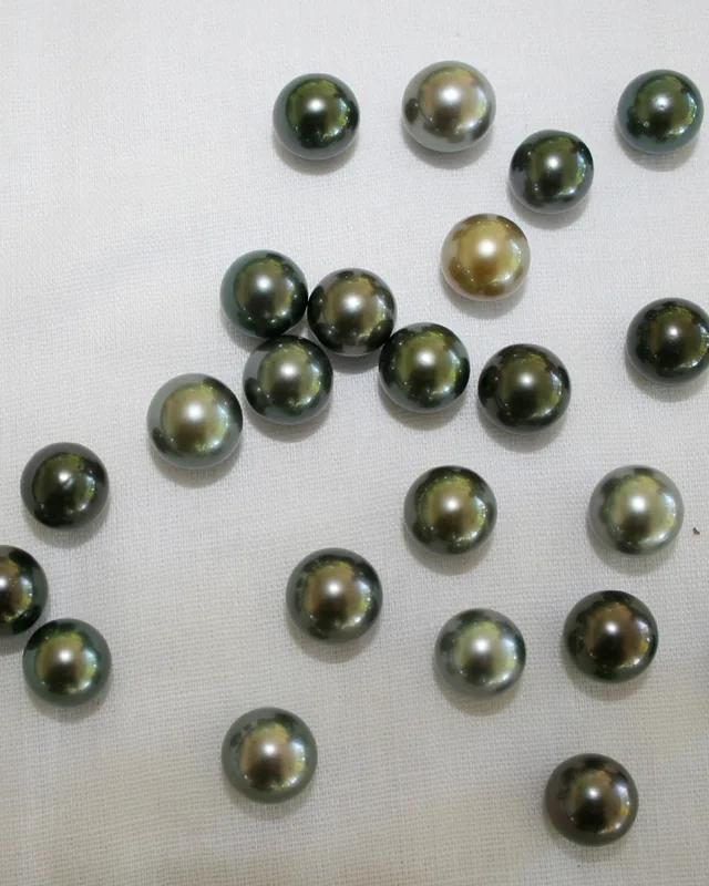Ensemble de perles de Tahiti aux nuances vertes et grises