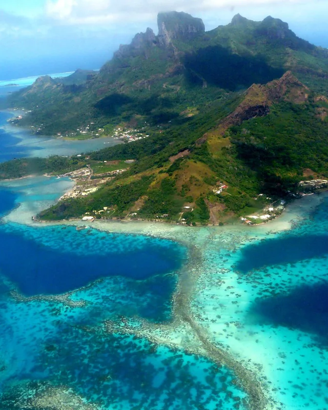 Vue aérienne de Bora Bora et de son lagon