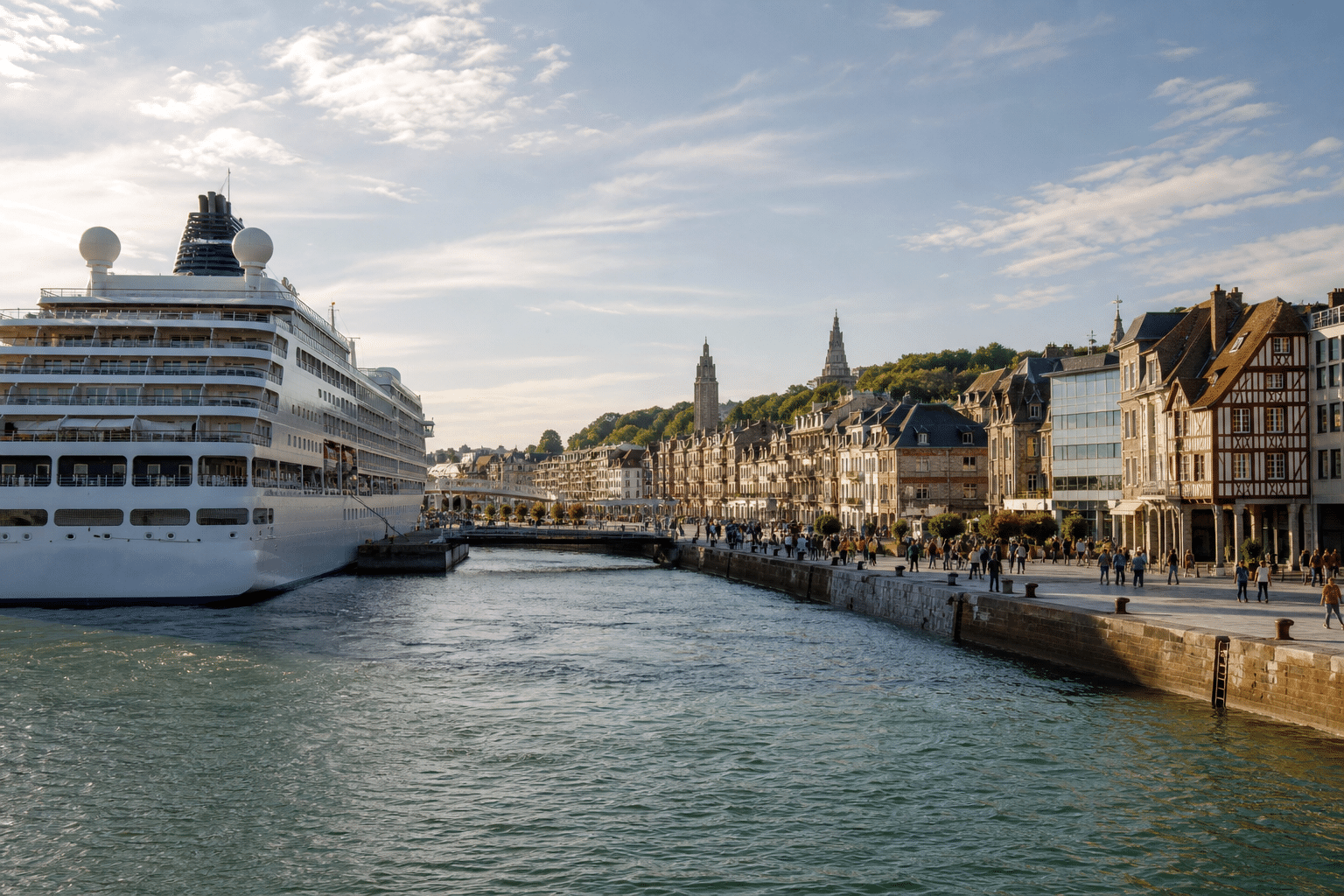 Paquebot amarré dans un port français animé