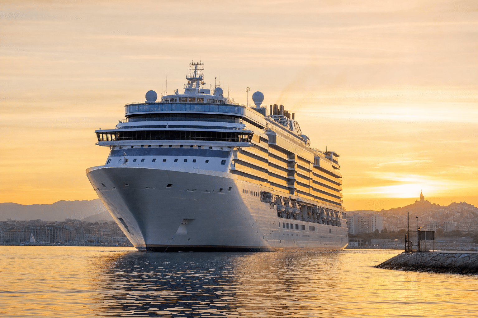 Paquebot de croisière au coucher du soleil